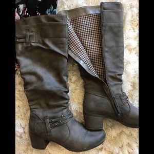 Grey boots by White Mountain